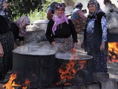 MAHALLENİN `PEKMEZ` DAYANIŞMASI